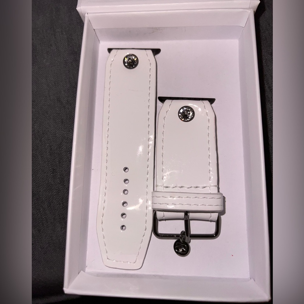 FIRM PRICE‼️ White patent leather Apple Watch band